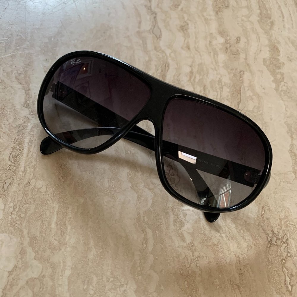 Ray Ban Aviator Style Sunglasses